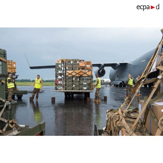Chargement de fret dans la soute d'un avion Douglas C-17 de l'US Air Force en stationnement sur le tarmac de l'aéroport de Bangui-M'Poko, dans le cadre du désengagement de matériel par les soldats du 1er RTP du DéTIA (détachement de transit interarmées).