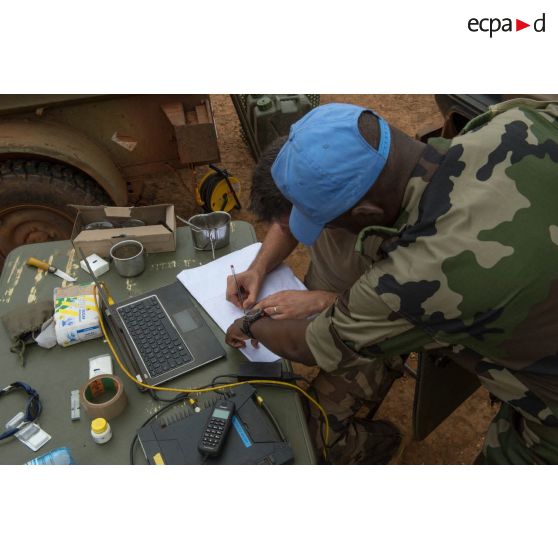 Le capitaine de la compagnie bleue du GTIA (groupement tactique interarmes) Vercors s'entretient avec son homologue des casques bleus congolais de la MINUSCA (mission multidimensionnelle intégrée des Nations Unies pour la stabilisation en Centrafrique), dans le cadre d'une patrouille autour du secteur de Boda, à 200 Km au nord-ouest de Bangui.