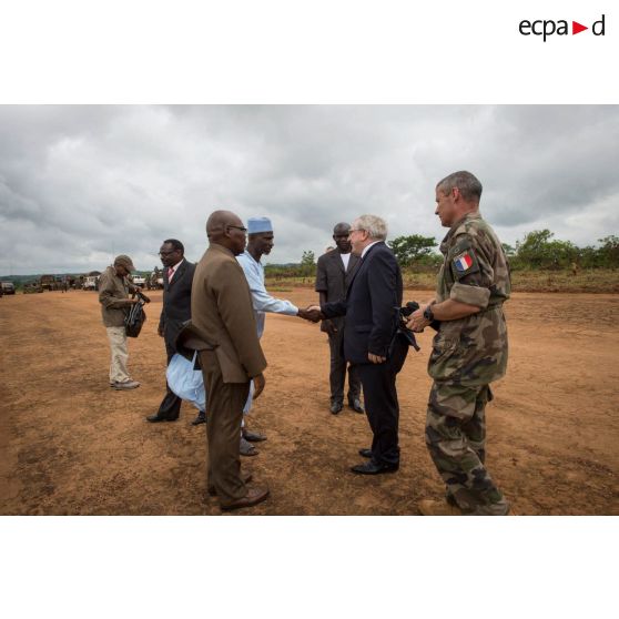 Monsieur Charles Malinas, ambassadeur de France en RCA, est accueilli par les autorités locales, lors de son arrivée avec la délégation franco-centrafricaine par hélicoptère Puma SA-330 sur la piste de l'aérodrome de Boda pour une réunion de sécurité..