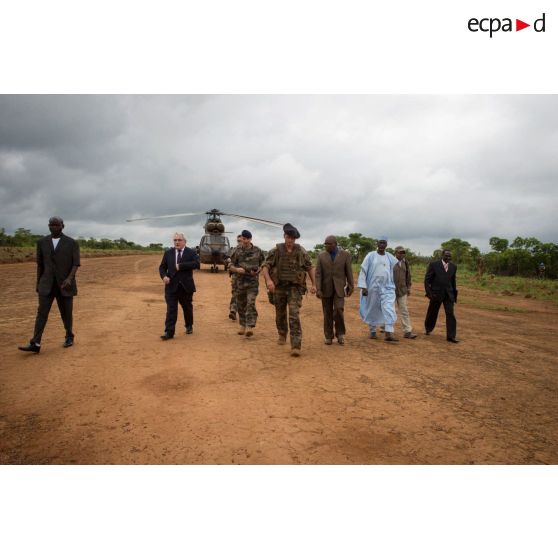 Arrivée de la délégation franco-centrafricaine par hélicoptère Puma SA-330 sur la piste de l'aérodrome de Boda, pour une réunion de sécurité.