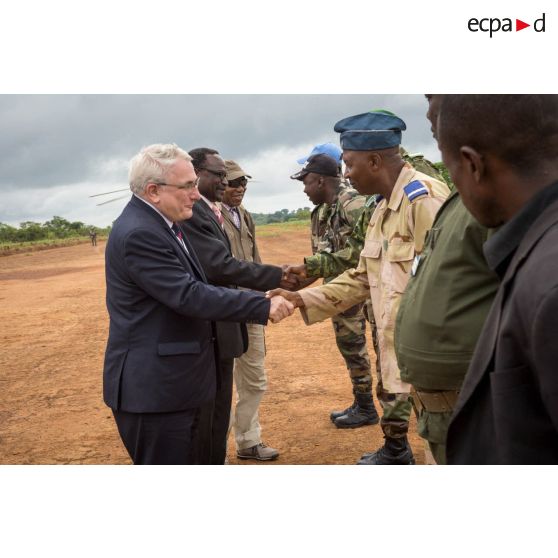 Messieurs Charles Malinas, ambassadeur de France en RCA, Guy-Charles Mokopete, ministre résident de la ville de Boda et Jean-Jacques Démafouth, conseiller auprès de la Présidence, sont accueillis par des casques bleus congolais de la MINUSCA (mission multidimensionnelle intégrée des Nations Unies pour la stabilisation en Centrafrique) et des gendarmes centrafricains, lors de leur arrivée avec la délégation franco-centrafricaine pour une réunion de sécurité.