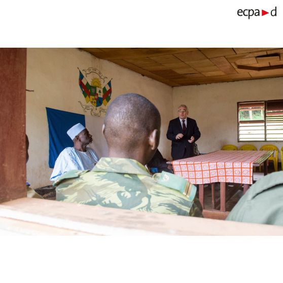Monsieur Charles Malinas prend la parole lors d'une réunion de sécurité à l'hôtel de ville de Boda en présence d'autorités civiles centrafricaines, de militaires de la force Sangaris et de casques bleus congolais de la MINUSCA (mission multidimensionnelle intégrée des Nations Unies pour la stabilisation en Centrafrique).