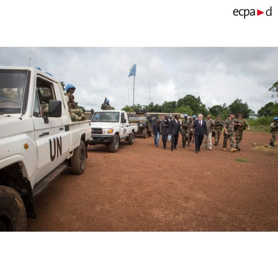 Arrivée de la délégation franco-centrafricaine à Boda pour une réunion de sécurité, encadrée par les casques bleus congolais de la MINUSCA (mission multidimensionnelle intégrée des Nations Unies pour la stabilisation en Centrafrique).