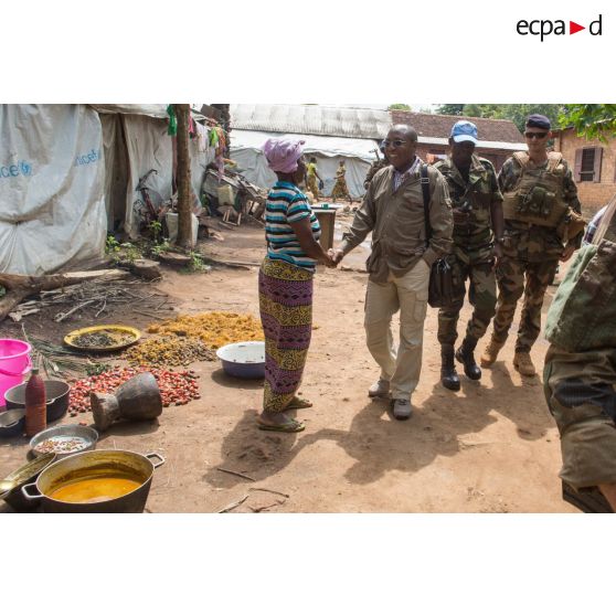 Monsieur Jean-Jacques Démafouth, conseiller auprès de la Présidence de la République centrafricaine, rend visite à la population de Boda lors de son arrivée avec la délégation franco-centrafricaine pour une réunion de sécurité.