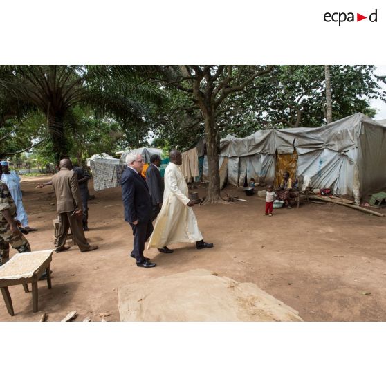 Monsieur Charles Malinas, ambassadeur de France en RCA, accompagné de Jean-Jacques Démafouth, conseiller auprès de la Présidence de la République centrafricaine et de Guy-Marc Mokopete, ministre résident, rend visite à la population de Boda lors de son arrivée avec la délégation franco-centrafricaine pour une réunion de sécurité.