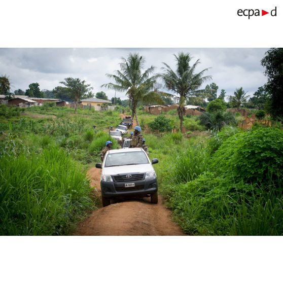 Montés à bord de Toyota 4x4, les casques bleus congolais de la MINUSCA (mission multidimensionnelle intégeée des Nation Unies pour la stabilisation en Centrafrique) escortent les membres de la délégation franco-centrafricaine vers leurs quartiers dans la ville de Boda pour une réunion de sécurité.