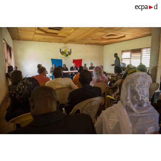 Réunion de sécurité lors d'une visite de la délégation franco-centrafricaine à l'hôtel de ville de Boda.