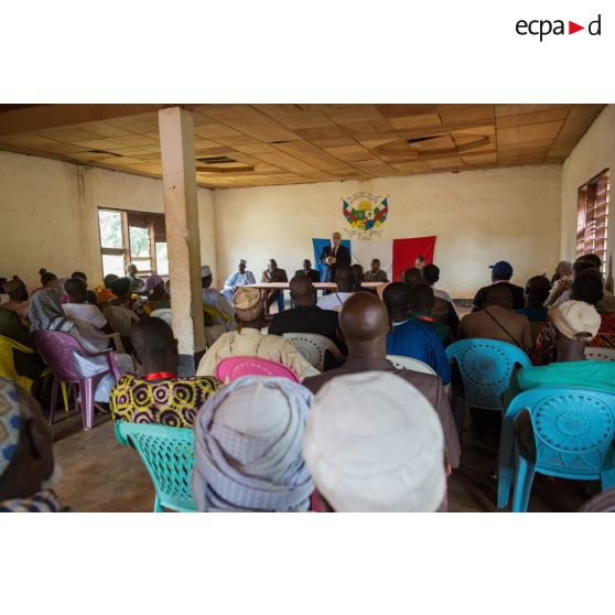 Monsieur Charles Malinas, ambassadeur de France en RCA, prend la parole lors d'une réunion de sécurité à l'hôtel de ville de Boda.