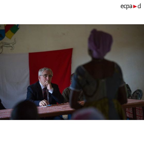 Monsieur Charles Malinas, ambassadeur de France en RCA, écoute une représentante lors d'une réunion de sécurité de la délégation franco-centrafricaine à l'hôtel de ville de Boda.