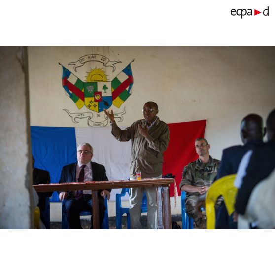 Monsieur Jean-Jacques Démafouth prend la parole lors d'une réunion de sécurité de la délégation franco-centrafricaine à l'hôtel de ville de Boda.
