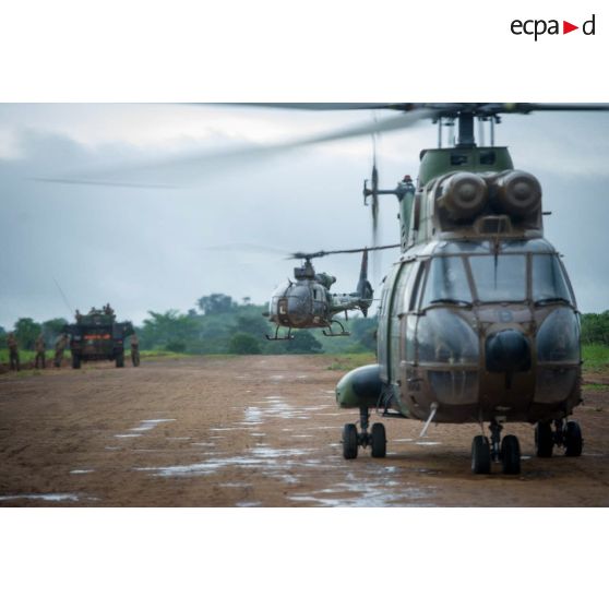 Départ de la délégation franco-centrafricaine à bord d'un Puma SA-330 depuis l'aérodrome de Boda, au terme d'une réunion de sécurité.