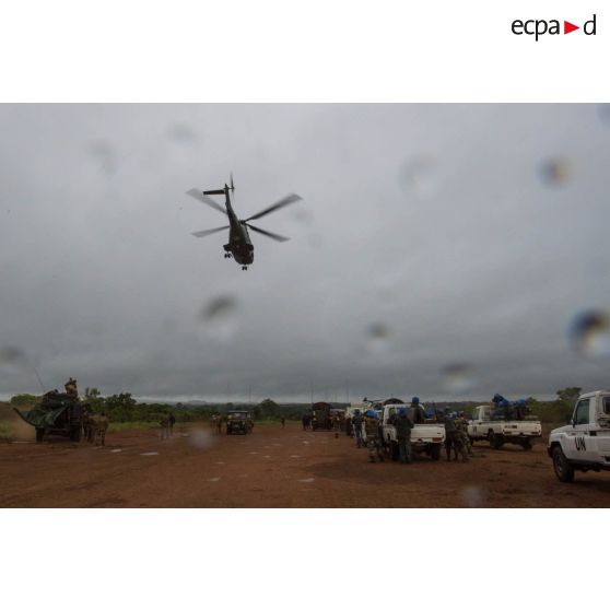 Décollage d'un Puma SA-330 depuis l'aérodrome de Boda, au terme d'une réunion de sécurité organisée par la délégation franco-centrafricaine.