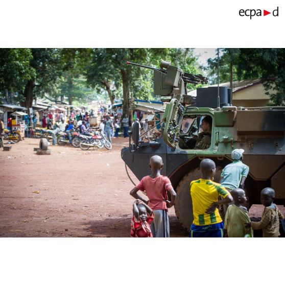 Montés à bord d'un VAB Top, les éléments de la compagnie bleue du GTIA (groupement tactique interarmes) Vercors patrouillent dans le secteur de Boda, à 200 Km au nord-ouest de Bangui.