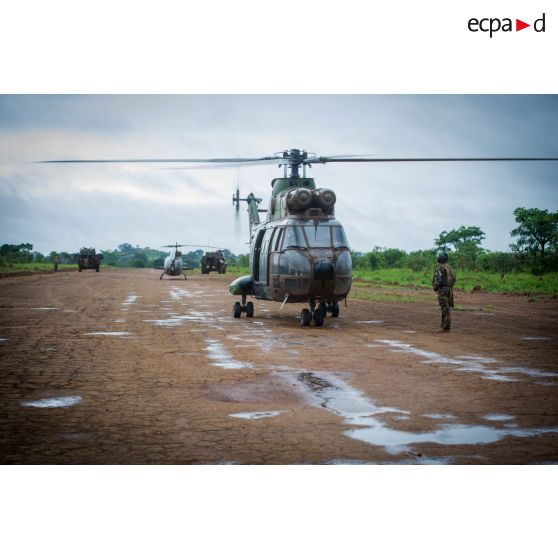 Départ de la délégation franco-centrafricaine par hélicoptère Puma SA-330 stationnant sur la piste de l'aérodrome de Boda, au terme d'une réunion de sécurité.