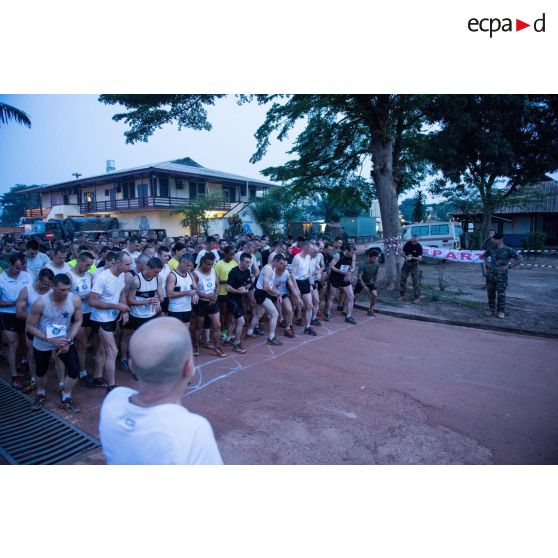 Top départ d'un cross de fin de mandat au camp M'Poko de Bangui.