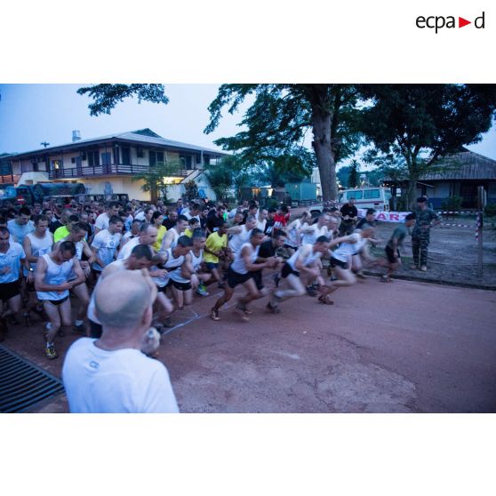 Top départ d'un cross de fin de mandat au camp M'Poko de Bangui.