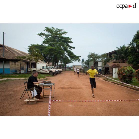 Franchissement de la ligne d'arrivée lors d'un cross de fin de mandat au camp M'Poko de Bangui.
