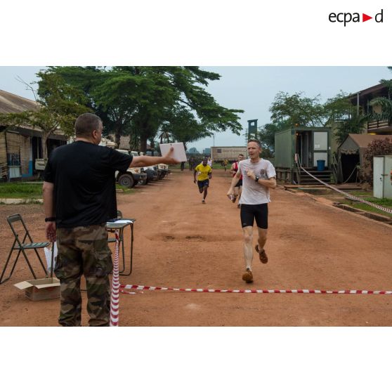 Franchissement de la ligne d'arrivée lors d'un cross de fin de mandat au camp M'Poko de Bangui.