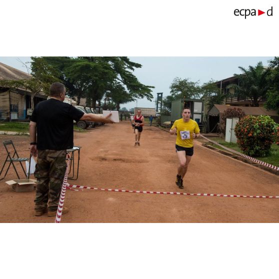 Franchissement de la ligne d'arrivée lors d'un cross de fin de mandat au camp M'Poko de Bangui.