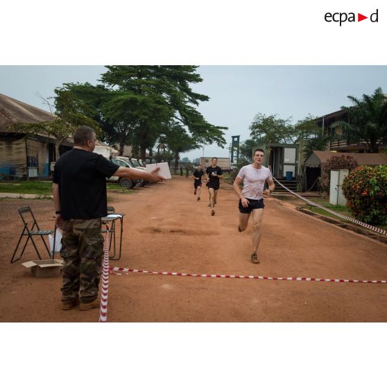 Franchissement de la ligne d'arrivée lors d'un cross de fin de mandat au camp M'Poko de Bangui.