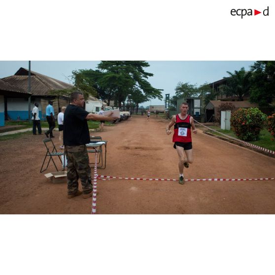 Franchissement de la ligne d'arrivée lors d'un cross de fin de mandat au camp M'Poko de Bangui.