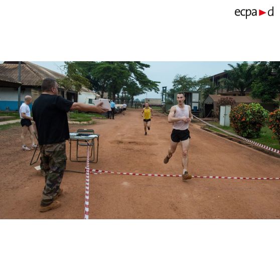 Franchissement de la ligne d'arrivée lors d'un cross de fin de mandat au camp M'Poko de Bangui.