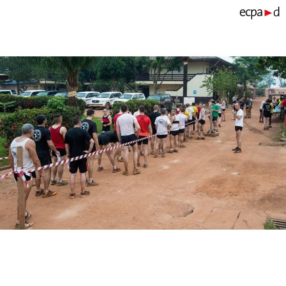 Ligne d'arrivée lors d'un cross de fin de mandat au camp M'Poko de Bangui.