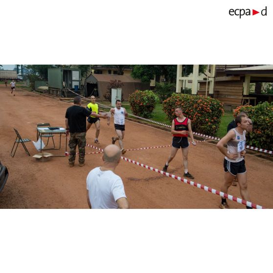 Franchissement de la ligne d'arrivée lors d'un cross de fin de mandat au camp M'Poko de Bangui.