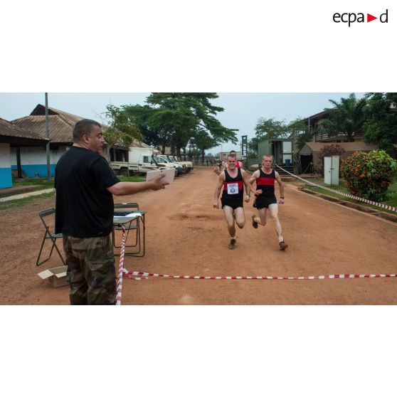 Franchissement de la ligne d'arrivée lors d'un cross de fin de mandat au camp M'Poko de Bangui.