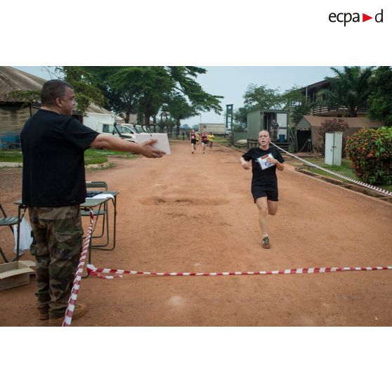 Franchissement de la ligne d'arrivée lors d'un cross de fin de mandat au camp M'Poko de Bangui.