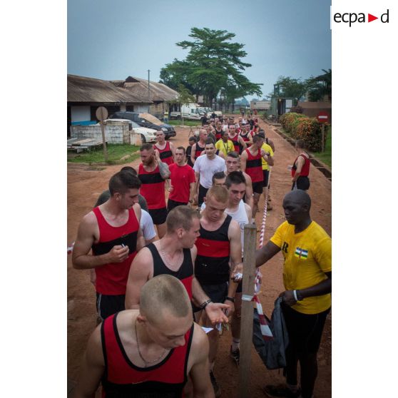 Collation au terme d'un cross de fin de mandat au camp M'Poko de Bangui.