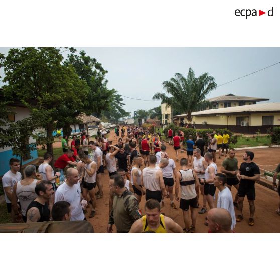 Collation au terme d'un cross de fin de mandat au camp M'Poko de Bangui.
