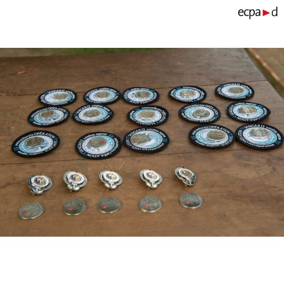 Ecussons et insignes remis au terme d'un cross de fin de mandat au camp M'Poko de Bangui.