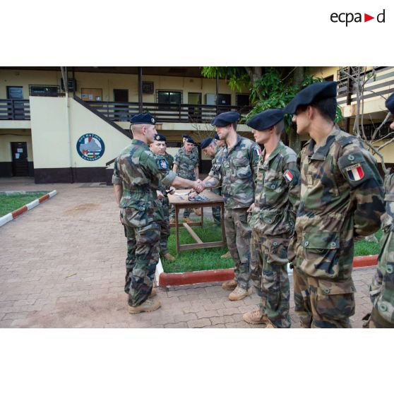 Le colonel Walter Lalubin, commandant le SGTRS Hermès remet un prix aux vainqueurs d'un cross de fin de mandat, au camp M'Poko de Bangui.
