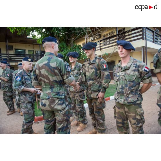 Le colonel Walter Lalubin, commandant le SGTRS Hermès remet un prix aux vainqueurs d'un cross de fin de mandat, au camp M'Poko de Bangui.