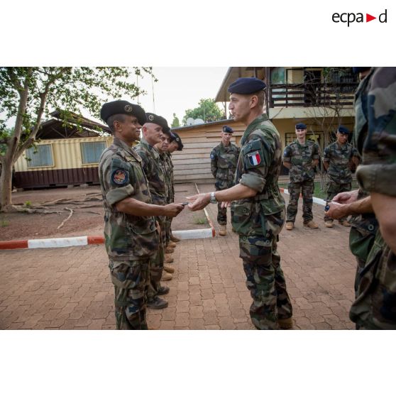 Le colonel Walter Lalubin, commandant le SGTRS Hermès remet un prix aux vainqueurs d'un cross de fin de mandat, au camp M'Poko de Bangui.
