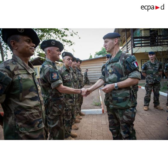 Le colonel Walter Lalubin, commandant le SGTRS Hermès remet un prix aux vainqueurs d'un cross de fin de mandat, au camp M'Poko de Bangui.
