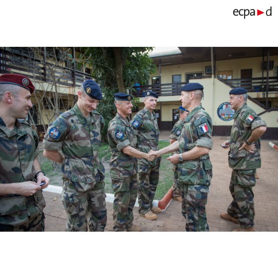 Le colonel Walter Lalubin, commandant le SGTRS Hermès remet un prix aux vainqueurs d'un cross de fin de mandat, au camp M'Poko de Bangui.