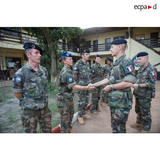 Le colonel Walter Lalubin, commandant le SGTRS Hermès remet un prix aux vainqueurs d'un cross de fin de mandat, au camp M'Poko de Bangui.