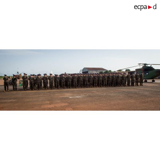 Rassemblement des chasseurs alpins dans le cadre d'une cérémonie de fin de mission sur le camp M'Poko de Bangui.