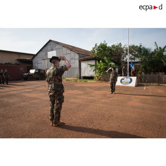 Deux officiers du 7e BCA du GTIA (groupement tactique interarmes) Vercors se saluent dans le cadre d'une cérémonie de fin de mission sur le camp M'Poko de Bangui.