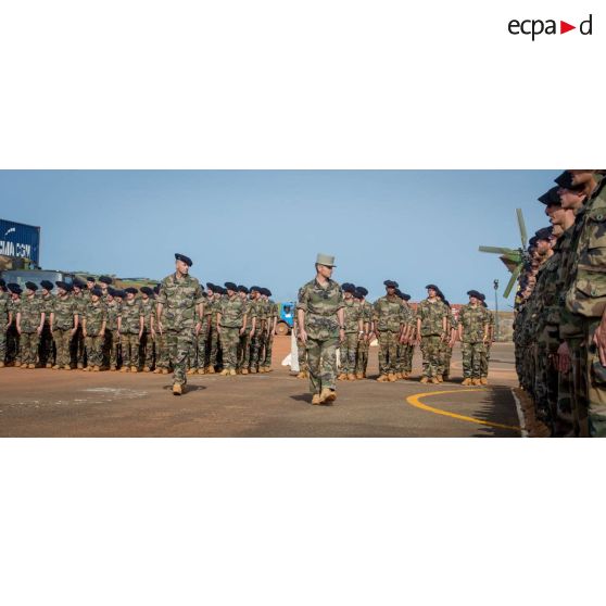 Le général de brigade Pierre Gillet, commandant la force Sangaris, accompagné du colonel Lionel Catar, chef de corps du 7e BCA et commandant le GTIA (groupement tactique interarmes) Vercors, passe les chasseurs alpins en revue dans le cadre d'une cérémonie de fin de mission sur le camp M'Poko de Bangui.