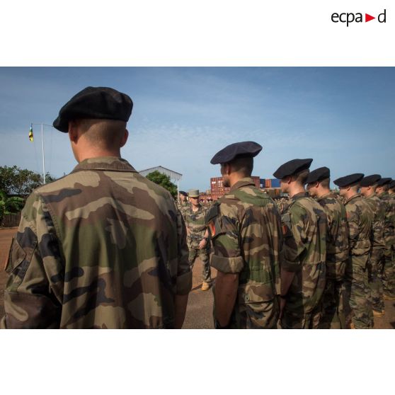Le général Pierre Gillet, commandant la force Sangaris, accompagné du colonel Lionel Catar, chef de corps du 7e BCA et commandant le GTIA (groupement tactique interarmes) Vercors, passe les chasseurs alpins en revue dans le cadre d'une cérémonie de fin de mission sur le camp M'Poko de Bangui.