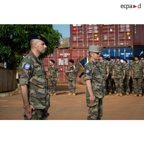 Le général Pierre Gillet, commandant la force Sangaris, accompagné du colonel Lionel Catar, chef de corps du 7e BCA et commandant le GTIA (groupement tactique interarmes) Vercors, passe les chasseurs alpins en revue dans le cadre d'une cérémonie de fin de mission sur le camp M'Poko de Bangui.