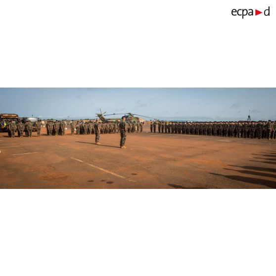 Rassemblement des troupes du 7e BCA du GTIA (groupement tactique interarmes) Vercors autour du général de brigade Pierre Gillet, commandant la force Sangaris et du colonel Lionel Catar, chef de corps des chasseurs alpins et commandant le groupement, dans le cadre d'une cérémonie de fin de mission sur le camp M'Poko de Bangui.