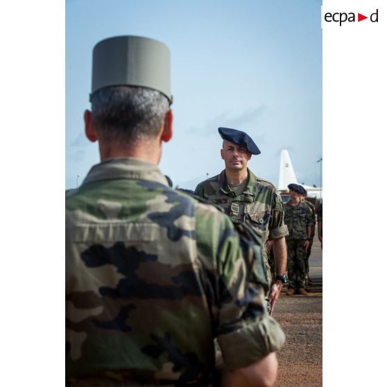 Le colonel Lionel Catar, chef de corps du 7e BCA et commandant le GTIA (groupement tactique interarmes) Vercors fait face au général de brigade Pierre Gillet, commandant la force Sangaris, dans le cadre d'une cérémonie de fin de mission sur le camp M'Poko de Bangui.