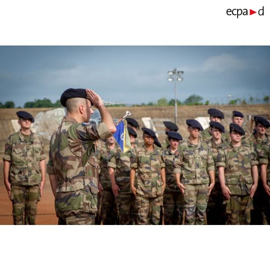 Le colonel Lionel Catar, chef de corps du 7e BCA et commandant le GTIA (groupement tactique interarmes) Vercors, salue dans le cadre d'une cérémonie de fin de mission sur le camp M'Poko de Bangui.