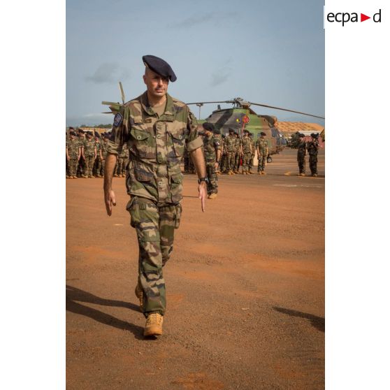 Le colonel Lionel Catar, chef de corps du 7e BCA et commandant le GTIA (groupement tactique interarmes) Vercors, lors d'une cérémonie de fin de mission sur le camp M'Poko de Bangui.