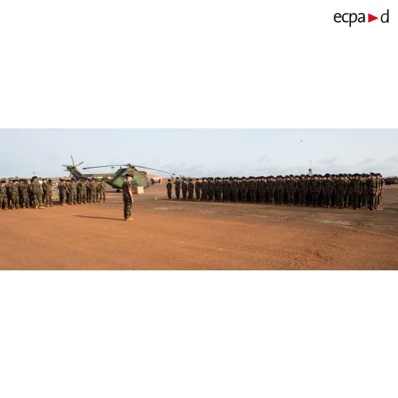 Rassemblement des troupes du 7e BCA du GTIA (groupement tactique interarmes) Vercors autour du colonel Lionel Catar, chef de corps des chasseurs alpins et commandant le groupement, dans le cadre d'une cérémonie de fin de mission sur le camp M'Poko de Bangui.