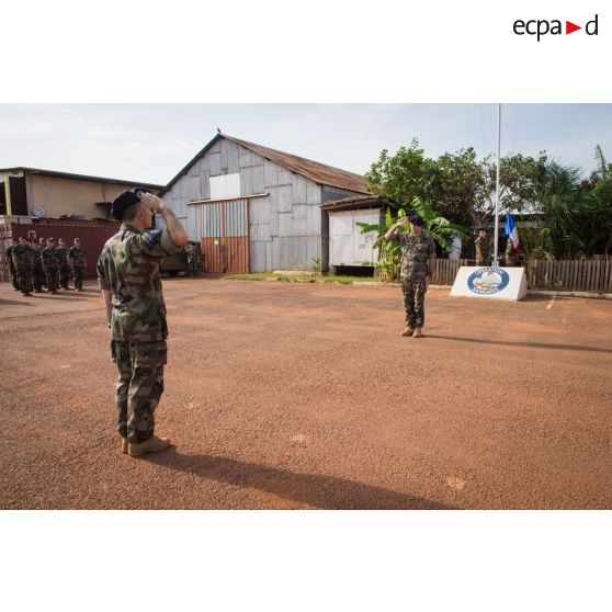 Un officier du 7e BCA salue le colonel Lionel Catar, chef de corps du bataillon et commandant le GTIA (groupement tactique interarmes) Vercors, dans le cadre d'une cérémonie de fin de mission sur le camp M'Poko de Bangui.